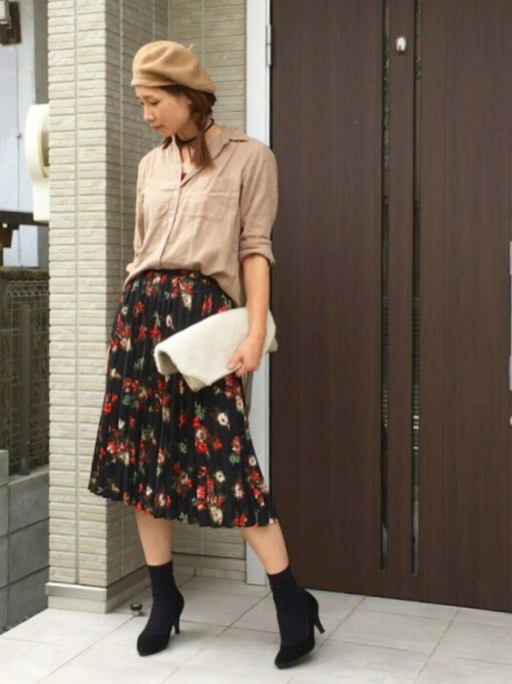 「秋コーデ、ママコーディネート、GU、プリーツスカート、UNIQLO、フランネルシャツ、KBF、ボアクラッチ」｜「WEGOのWEGO/クロスリボンチョーカー（チョーカー、ブラック系）」を使った、ともぞうでらっくすさん（レディース・167cm）の秋コーディネートの1枚目の写真