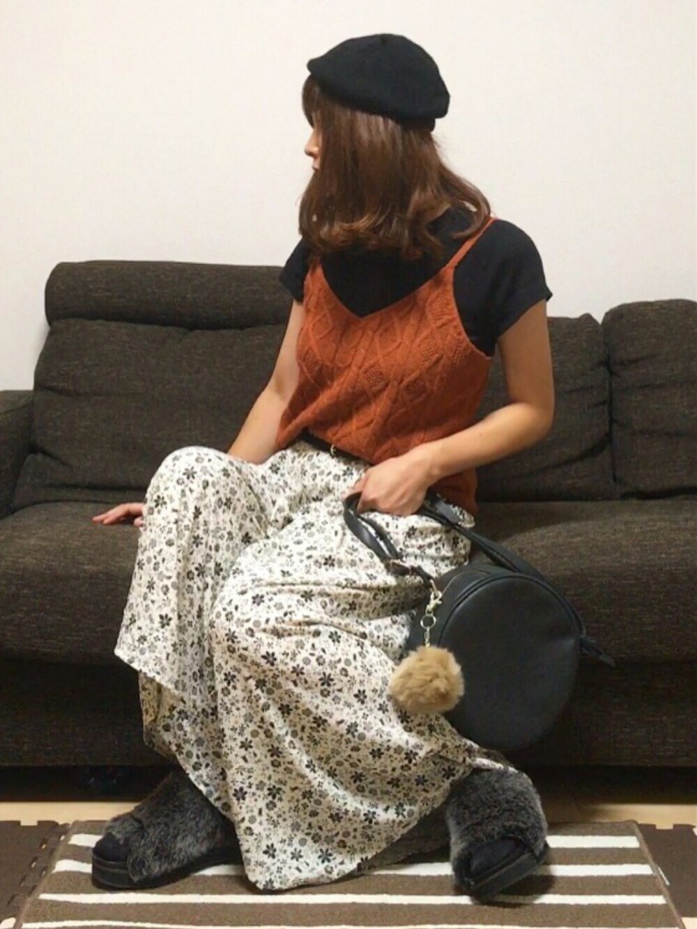 「ママコーディネート、GU、GUMANIA、ニットキャミソール、ファーチャーム、スカンツ、ファーサンダル、しまむら、サークルバッグ、秋服」｜「GUのアイテム（ハンチング/ベレー帽、ブラック系）」を使った、ともぞうでらっくすさん（レディース・167cm）の秋コーディネートの1枚目の写真