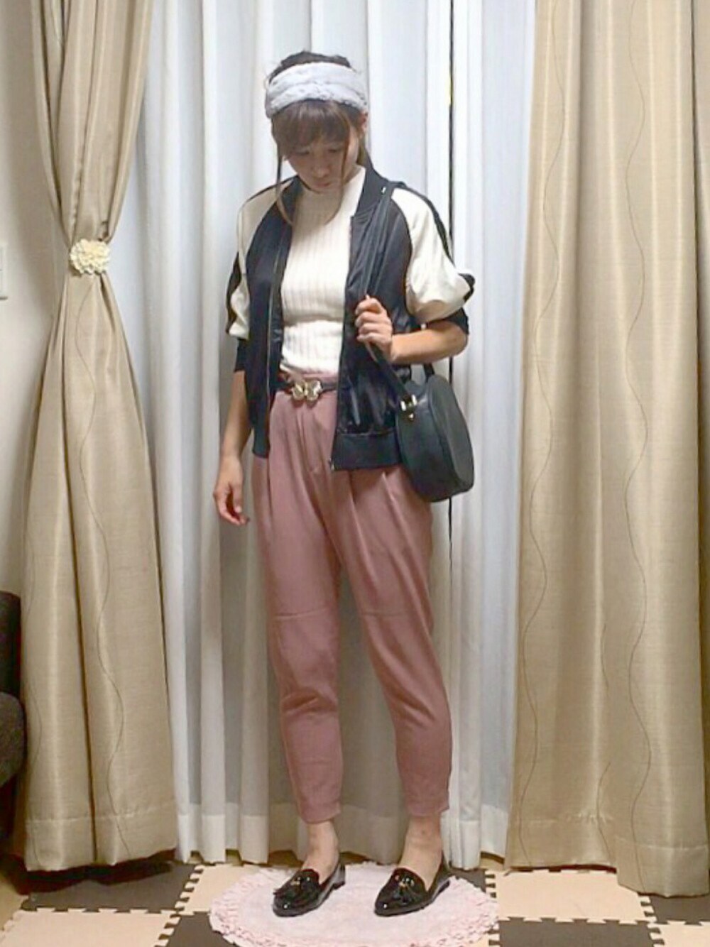 ブラック系のブルゾン、ブラック系のショルダーバッグ、ブラック系のパンプスを着用したレディースの秋コーディネートの1枚目の写真