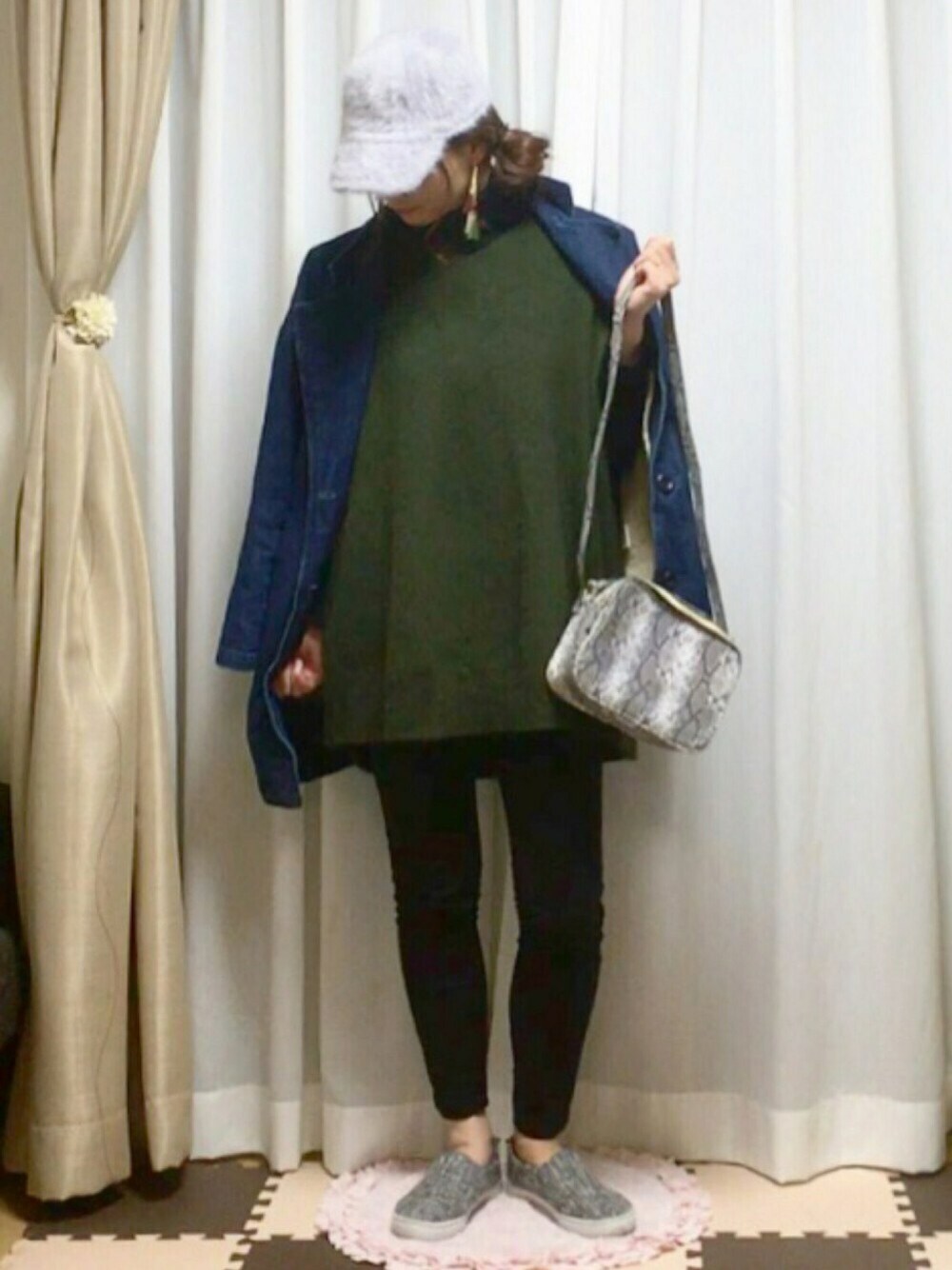 ブルー系のジャケット/アウター、グレー系のショルダーバッグ、ブラック系のその他パンツを着用したレディースの秋コーディネートの1枚目の写真