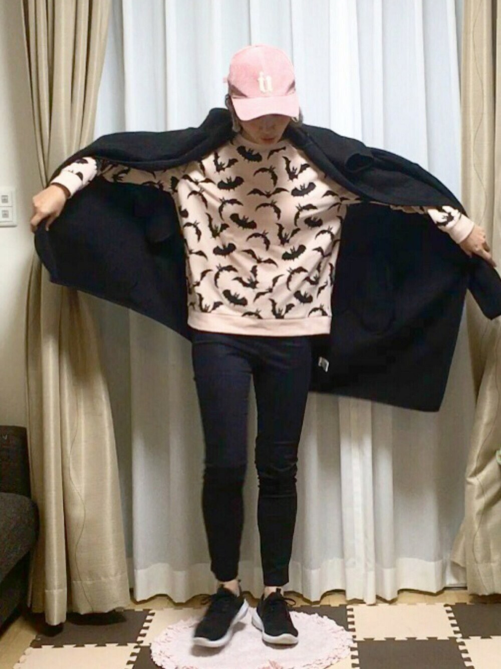 ブラック系のカーディガン/ボレロ、ピンク系のTシャツ/カットソー、ブラック系のその他パンツを着用したレディースの秋コーディネートの1枚目の写真