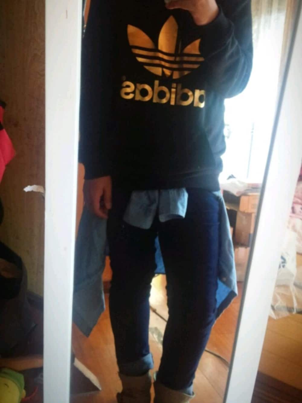 「カジュアル、シンプル、こしまきスタイル」｜「adidasのアイテム（パーカー、ブラック系）」を使った、だいちさん（メンズ・173cm）の春コーディネートの1枚目の写真