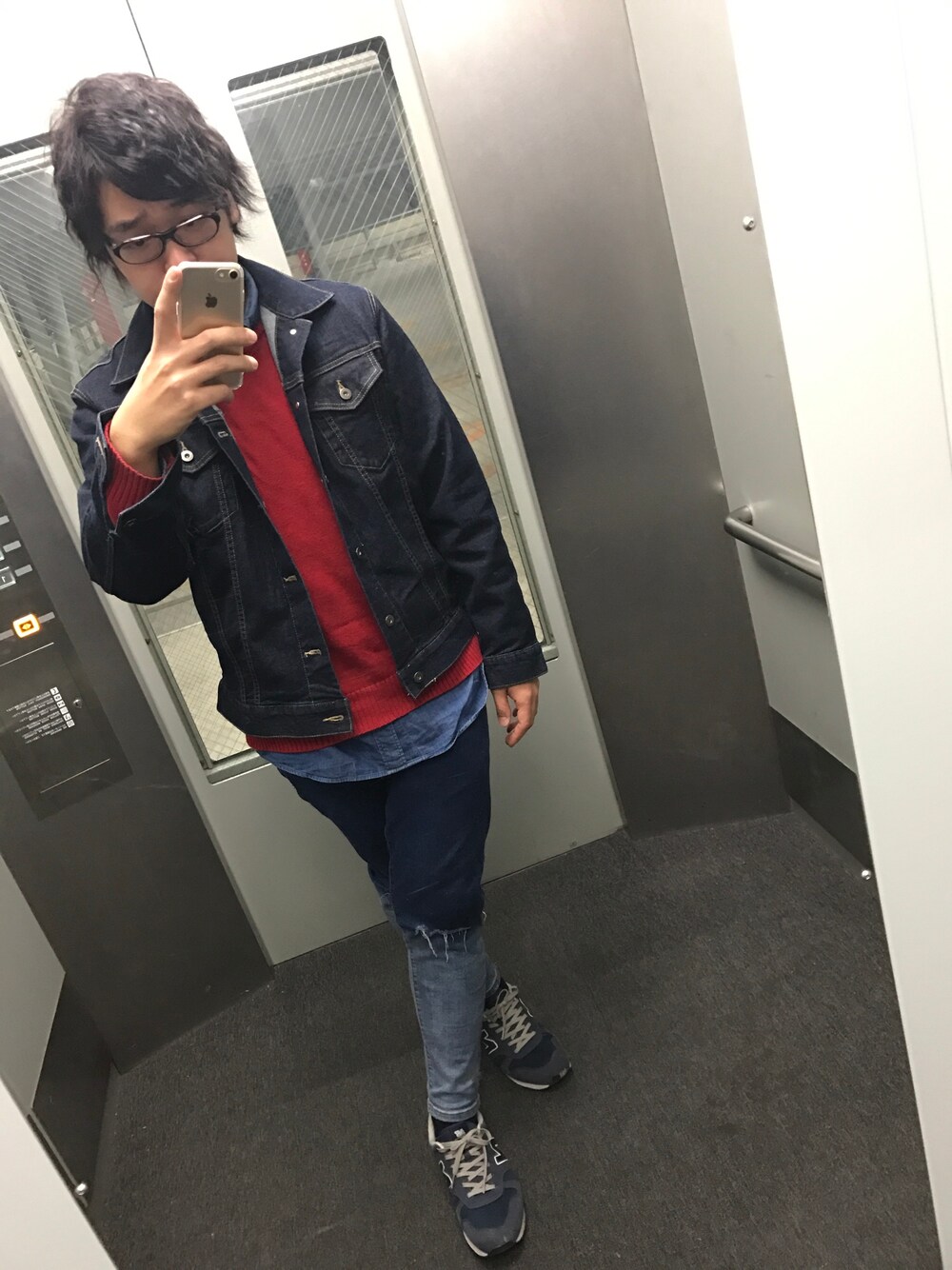 「ファストファッションな休日、カジュアルコーデ、スニーカーコーデ、プチプラコーデ」｜「UNIQLOのアイテム（デニムジャケット、ブラック系）」を使った、だいちさん（メンズ・173cm）の秋コーディネートの1枚目の写真