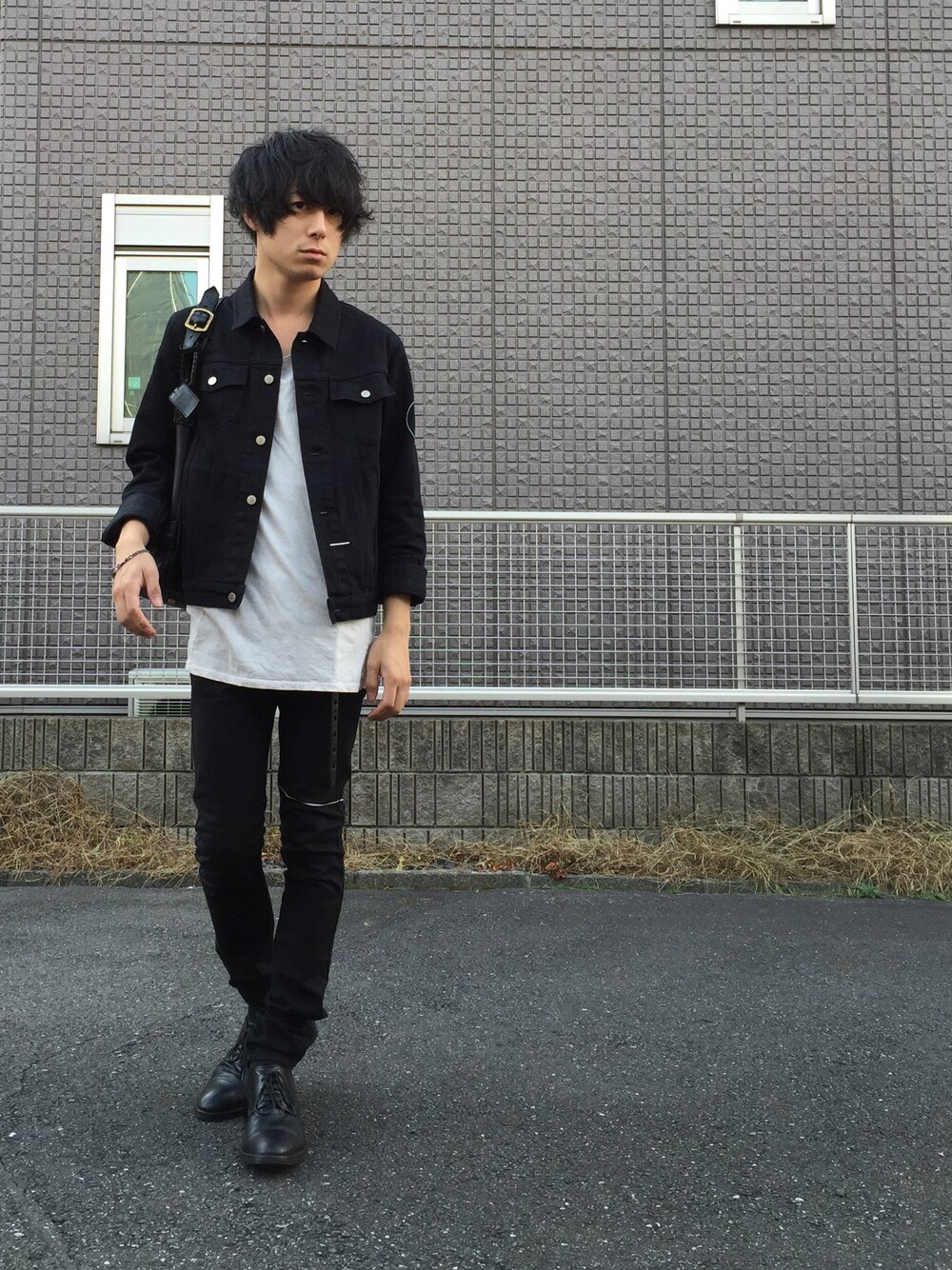 「SRIVER、SUB-AGE.、セットアップ、黒スキニー、スキニーデニム、デニムジャケット、モノトーン」｜「SUB-AGE.のアイテム（デニムジャケット、ブラック系）」を使った、勝田 俊介さん（メンズ・164cm）の秋コーディネートの1枚目の写真