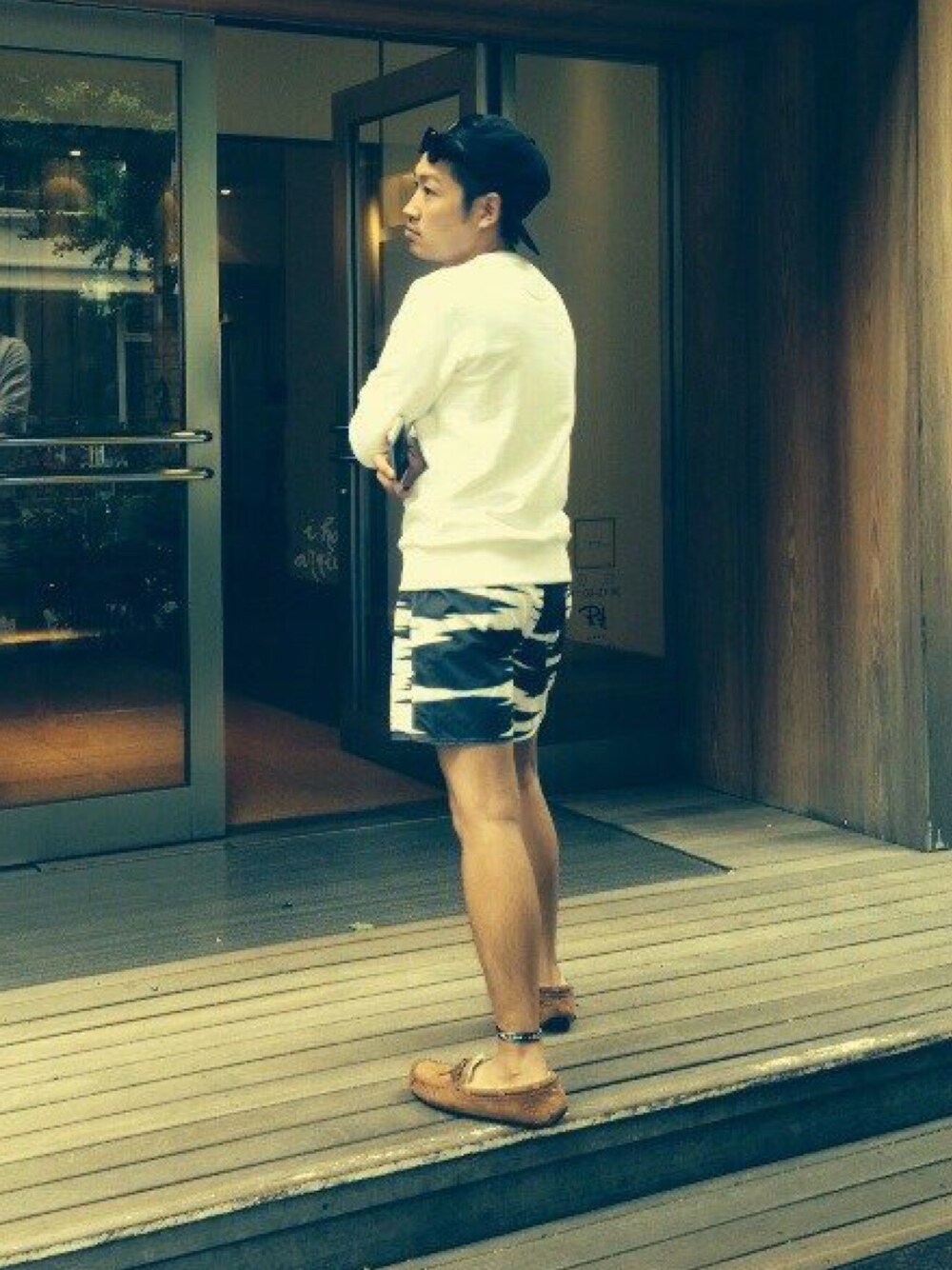 「Saturdays NYCのアイテム（その他パンツ、ホワイト系）」を使った、hiroyaさん（メンズ・170cm）の春コーディネートの1枚目の写真
