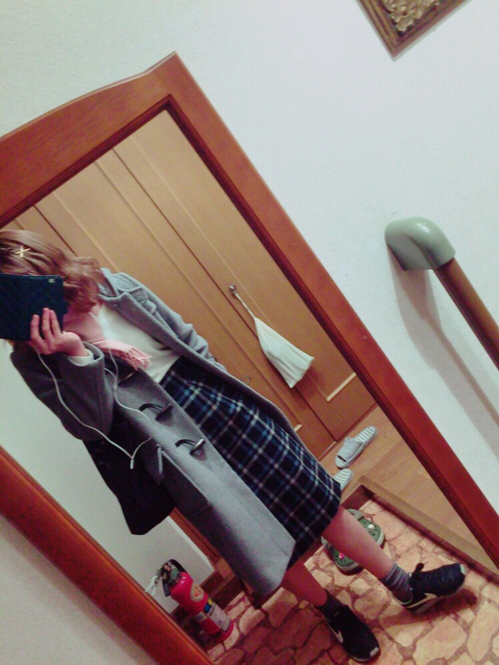 ブラック系のスニーカー、ブラック系のトートバッグ、ホワイト系のTシャツ/カットソーを着用したレディースの冬コーディネートの1枚目の写真