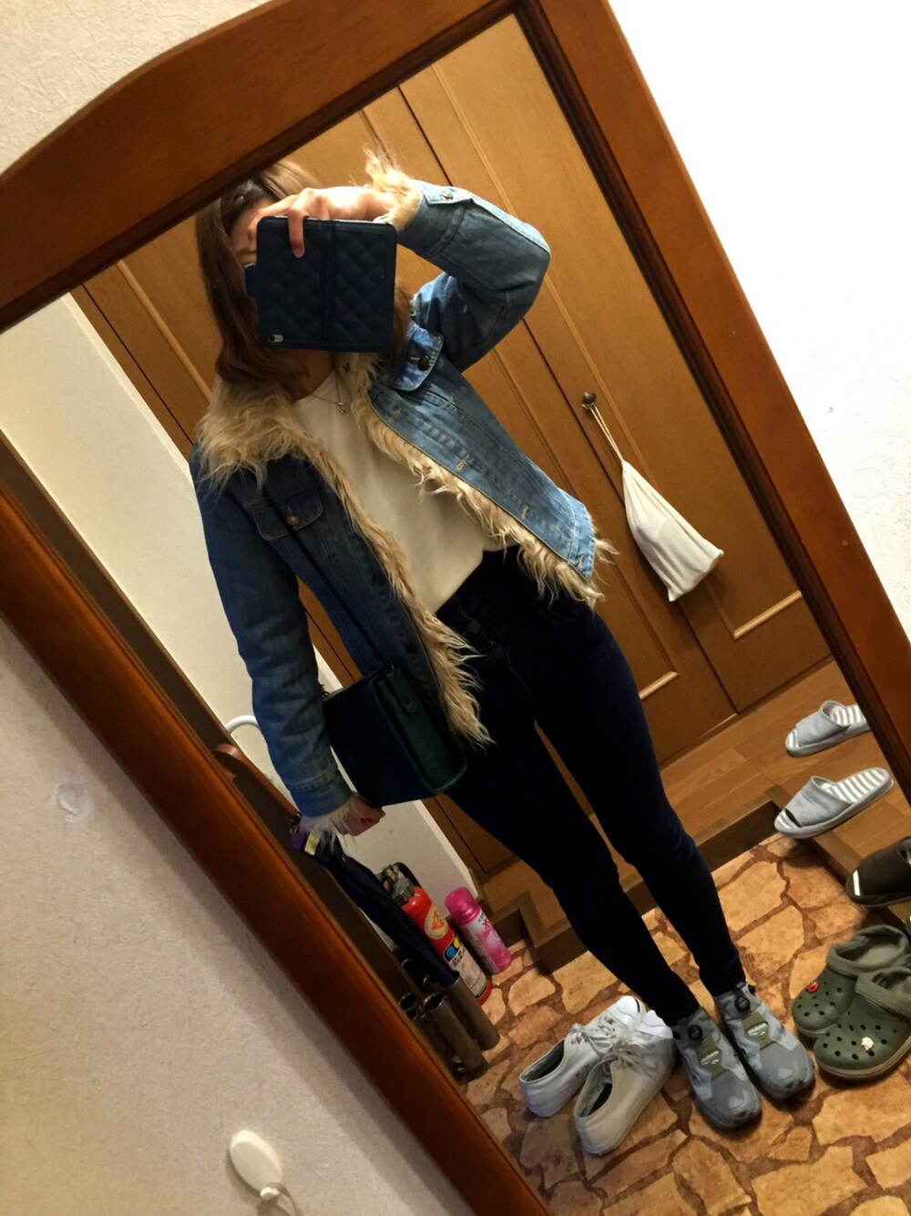 ブルー系のデニムパンツ、グレー系のスニーカー、ブルー系のデニムジャケットを着用したレディースの冬コーディネートの1枚目の写真