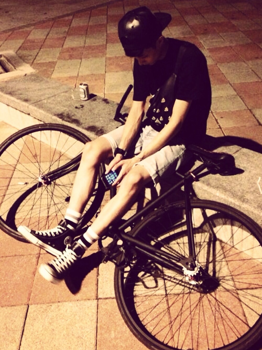 「converse、Levi's、JOYRICH、HATER、fixedgear」｜「JOYRICHのアイテム（メッセンジャーバッグ、ブラック系）」を使った、Yuanさん（メンズ・183cm）の夏コーディネートの1枚目の写真