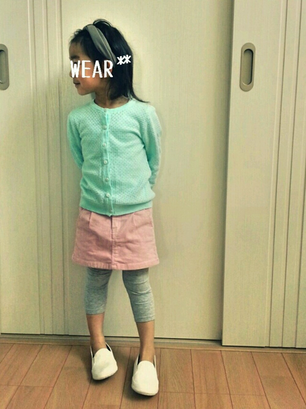 「H&M、春色、スリッポン」｜「H&Mのアイテム（カーディガン/ボレロ、グリーン系）」を使った、erimomoさん（キッズ・100cm）の春コーディネートの1枚目の写真