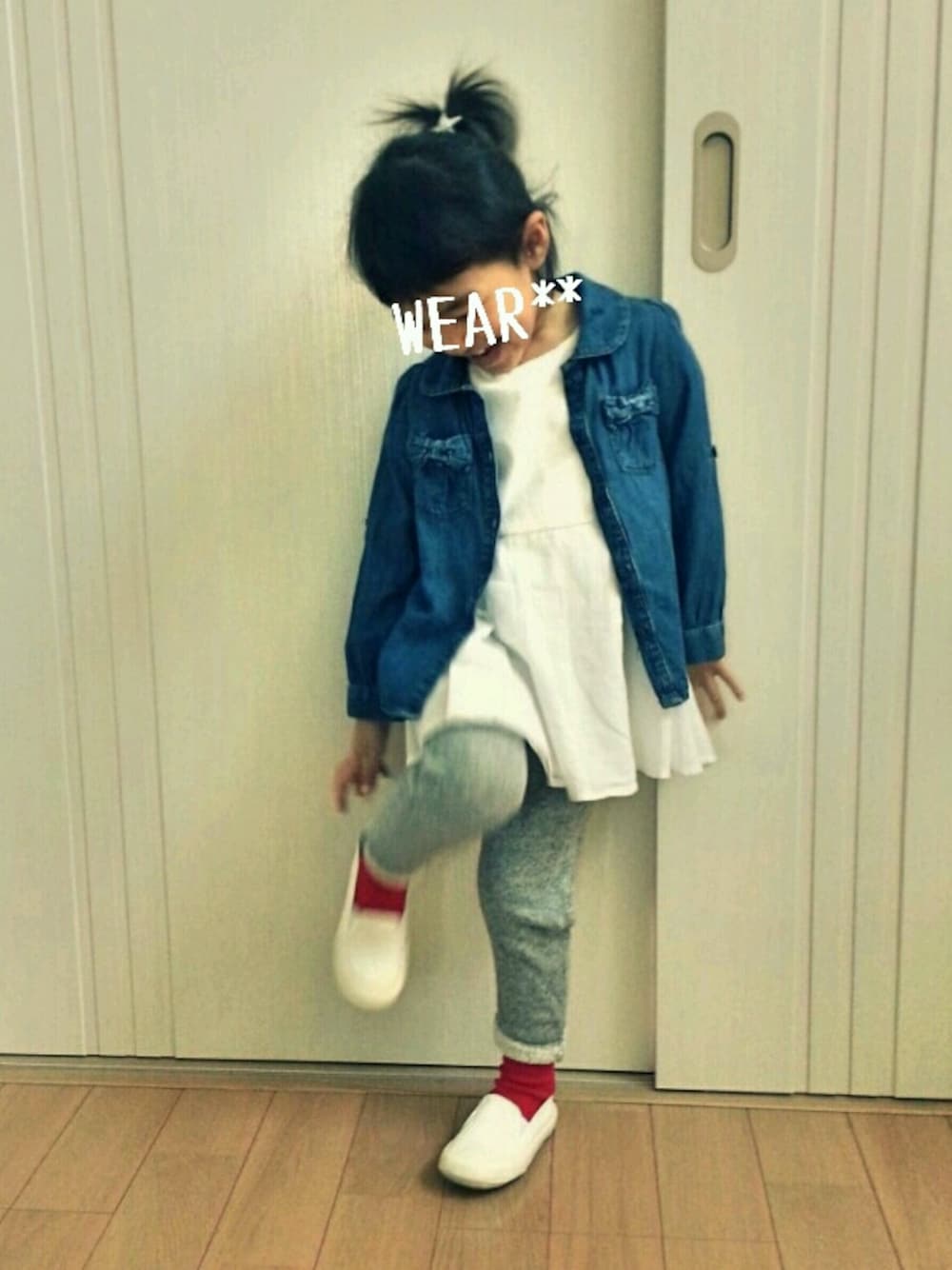「デニムシャツ、ぺプラムトップス、スウェットパンツ、カラーソックス、スリッポン」｜「babyGAPのアイテム（トップス、ブルー系）」を使った、erimomoさん（キッズ・100cm）の春コーディネートの1枚目の写真