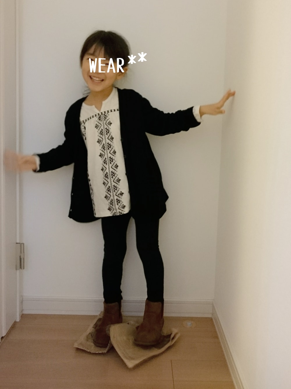 「キッズ、kids、キッズコーデ、キッズファッション、おんなのこ、4歳、シンプル、モノトーン、サイドゴアブーツ」｜「ZARA KIDSのアイテム（トップス、ホワイト系）」を使った、erimomoさん（キッズ・100cm）の冬コーディネートの1枚目の写真