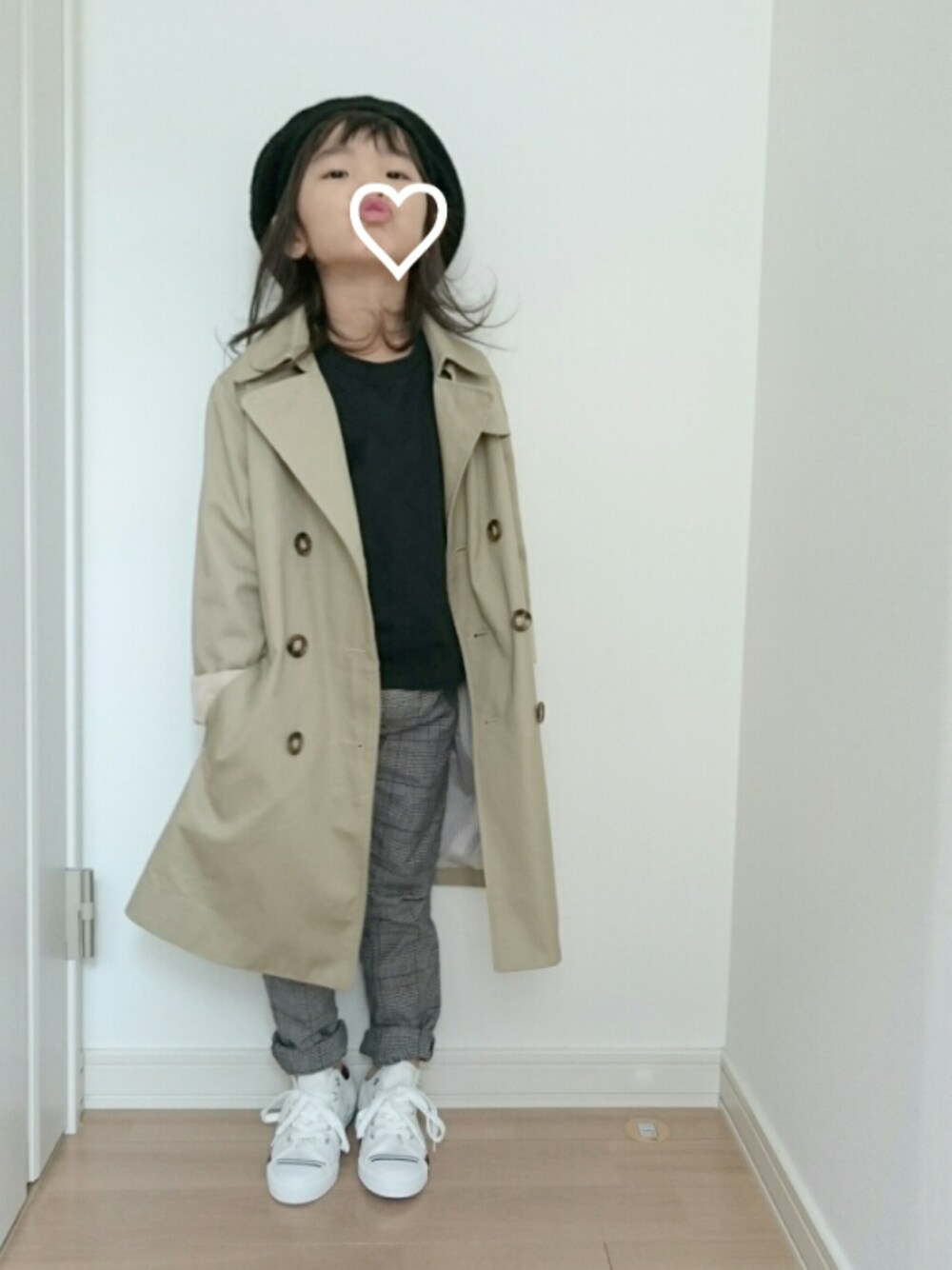 「kids、キッスコーデ、女の子、4歳、トレンチコート、ベレー帽、プチプラ、GU、西松屋、スニーカー」｜「SHIPS KIDSのPRO-Keds:SHIPS(シップス)40周年 【復刻】BASKETBALL SHOES◆（スニーカー、ホワイト系）」を使った、erimomoさん（キッズ・100cm）の春コーディネートの1枚目の写真