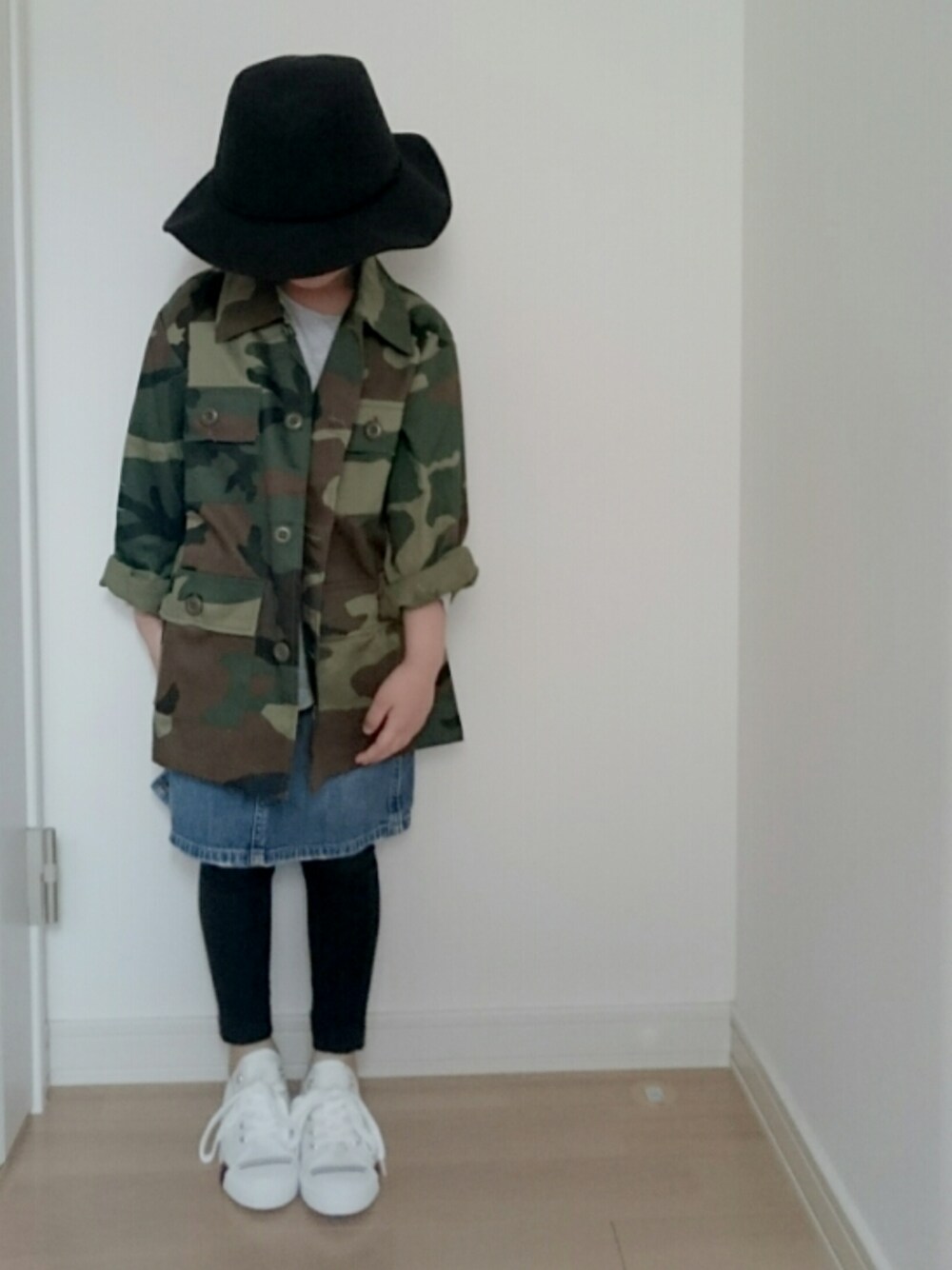 「kids、キッズコーデ、キッズファッション、女の子、4歳、シンプルコーデ、カモフラ、デニムスカート、スニーカー」｜「SHIPS KIDSのPRO-Keds:SHIPS(シップス)40周年 【復刻】BASKETBALL SHOES◆（スニーカー、ホワイト系）」を使った、erimomoさん（キッズ・100cm）の春コーディネートの1枚目の写真