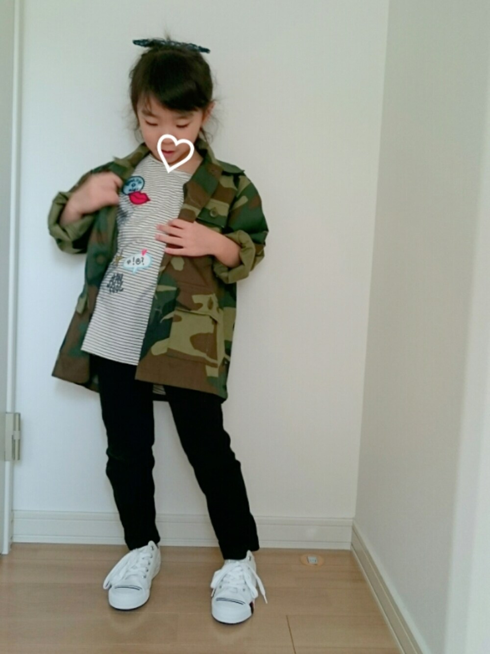 「kids、シンプルコーデ、カジュアル、キッズコーデ、カモフラ、ボーダー、スニーカー、シンプル、リボンゴム」｜「ZARA KIDSのアイテム（Tシャツ/カットソー、グレー系）」を使った、erimomoさん（キッズ・100cm）の春コーディネートの1枚目の写真