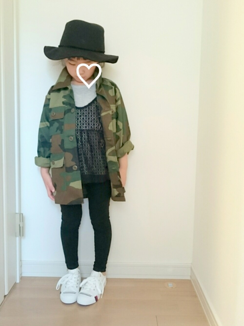 「kids、キッズコーデ、プチプラ、フェルトハット、レースタンク、レギンス、カモフラ、スニーカー、女の子」｜「SHIPS KIDSのPRO-Keds:SHIPS(シップス)40周年 【復刻】BASKETBALL SHOES◆（スニーカー、ホワイト系）」を使った、erimomoさん（キッズ・100cm）の春コーディネートの1枚目の写真
