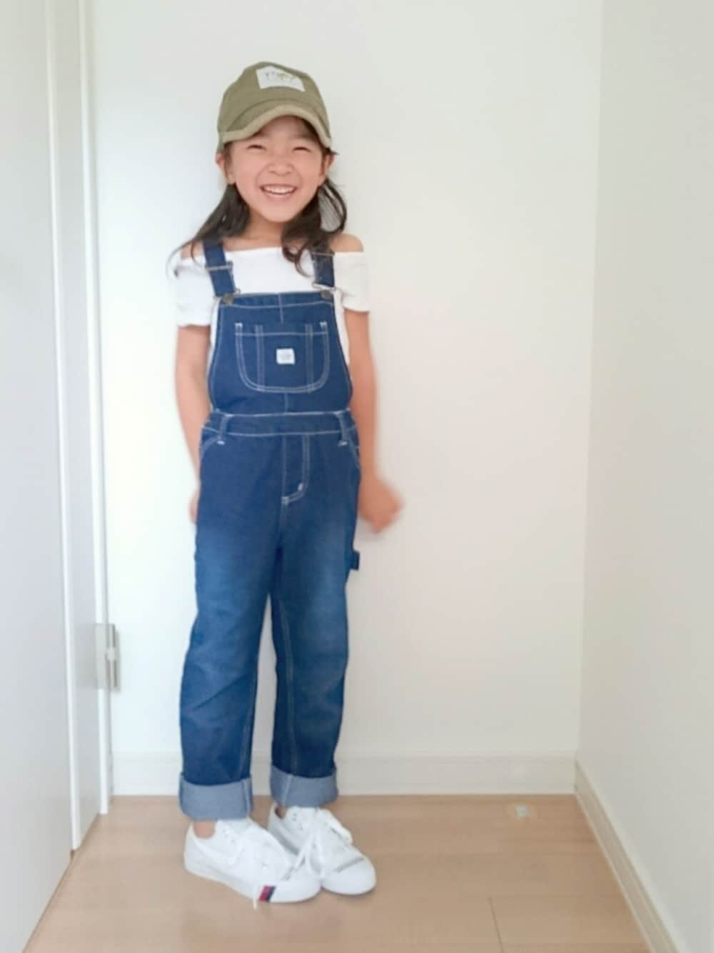 「ドラフトCIA、ciaopanicTYPY、チャオパニックティピー(CIAOPANIC TYPY)、キッズコーデ、kids、キッズファッション、おんなのこ、甘辛mix、オフショル、オーバーオール」｜「Right-onの【BACK NUMBER KIDS】【WEB限定】ストレッチオーバーオール（サロペット/オーバーオール、ブルー系）」を使った、erimomoさん（キッズ・110cm）の秋コーディネートの1枚目の写真