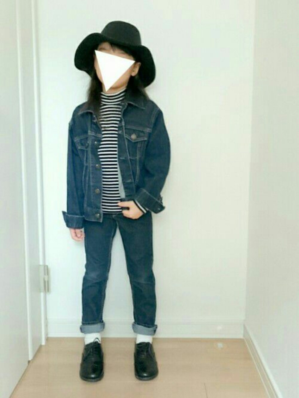 「ツバ広ハット、UNIQLO、Gジャン、デニムオンデニム、ボーダー、靴下チラ見せ、オックスフォード、女の子、タートルネック」｜「GUのアイテム（モカシン/デッキシューズ、ブラック系）」を使った、erimomoさん（キッズ・110cm）の秋コーディネートの1枚目の写真