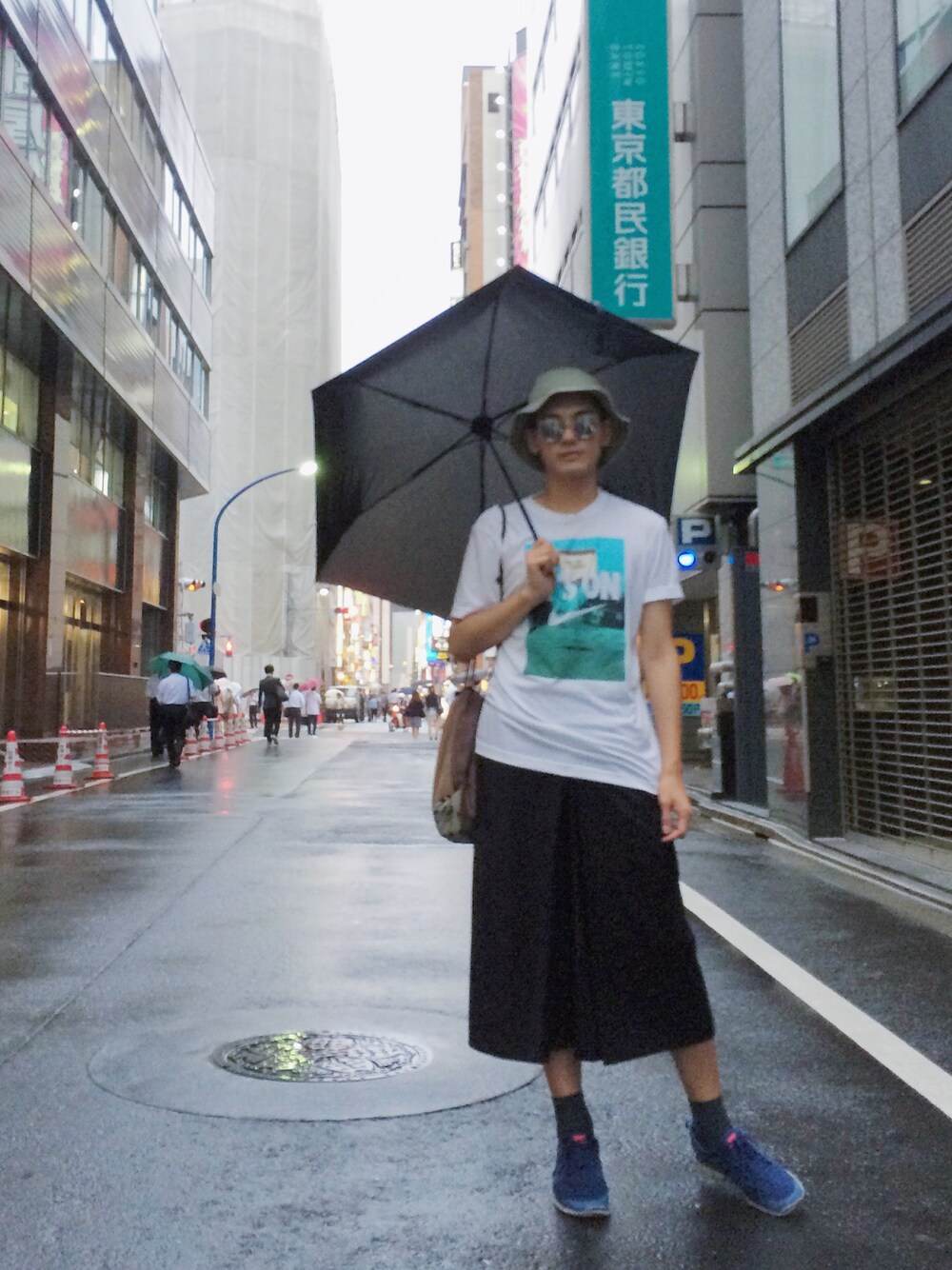 「新宿」｜「TRAN泉のアイテム（その他パンツ、ブラック系）」を使った、石詮さん（メンズ・178cm）の夏コーディネートの1枚目の写真