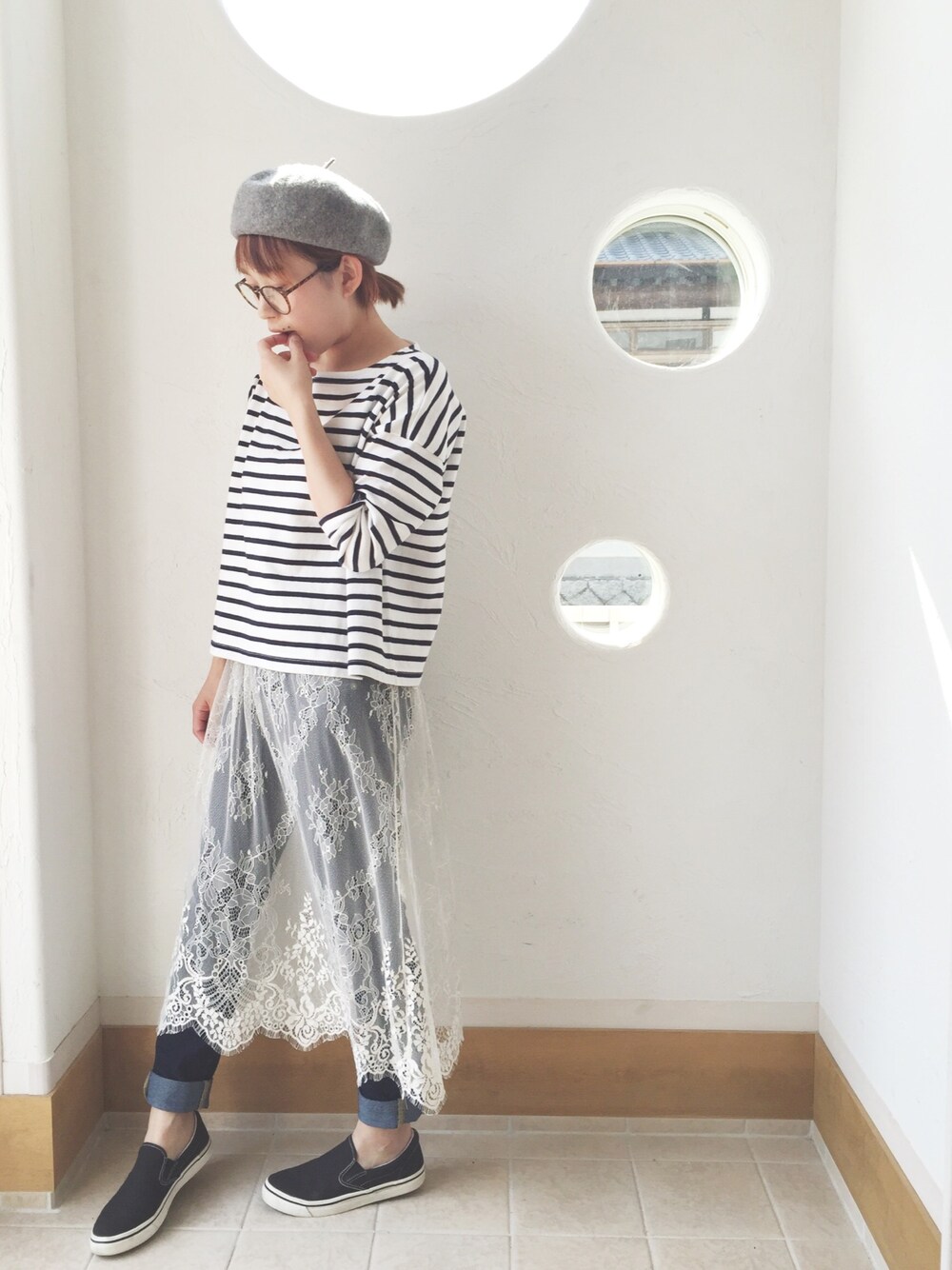 ブルー系のパンツ、ブルー系のスカート、ホワイト系のTシャツ/カットソーを着用したレディースの春コーディネートの1枚目の写真