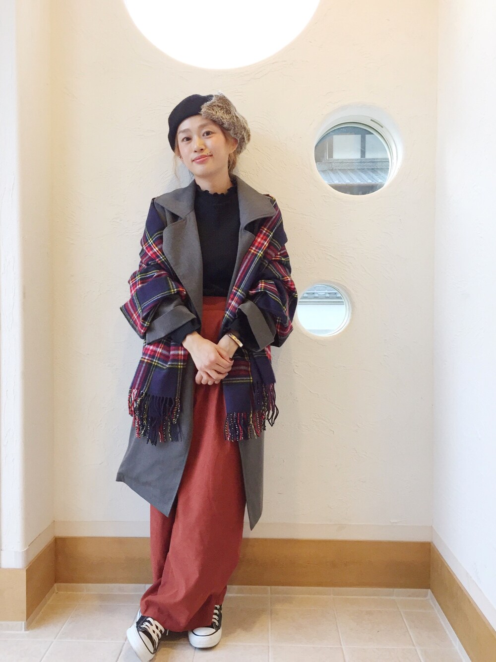 グレー系のトレンチコート、ブラック系のTシャツ/カットソー、オレンジ系のその他パンツを着用したレディースの秋コーディネートの1枚目の写真