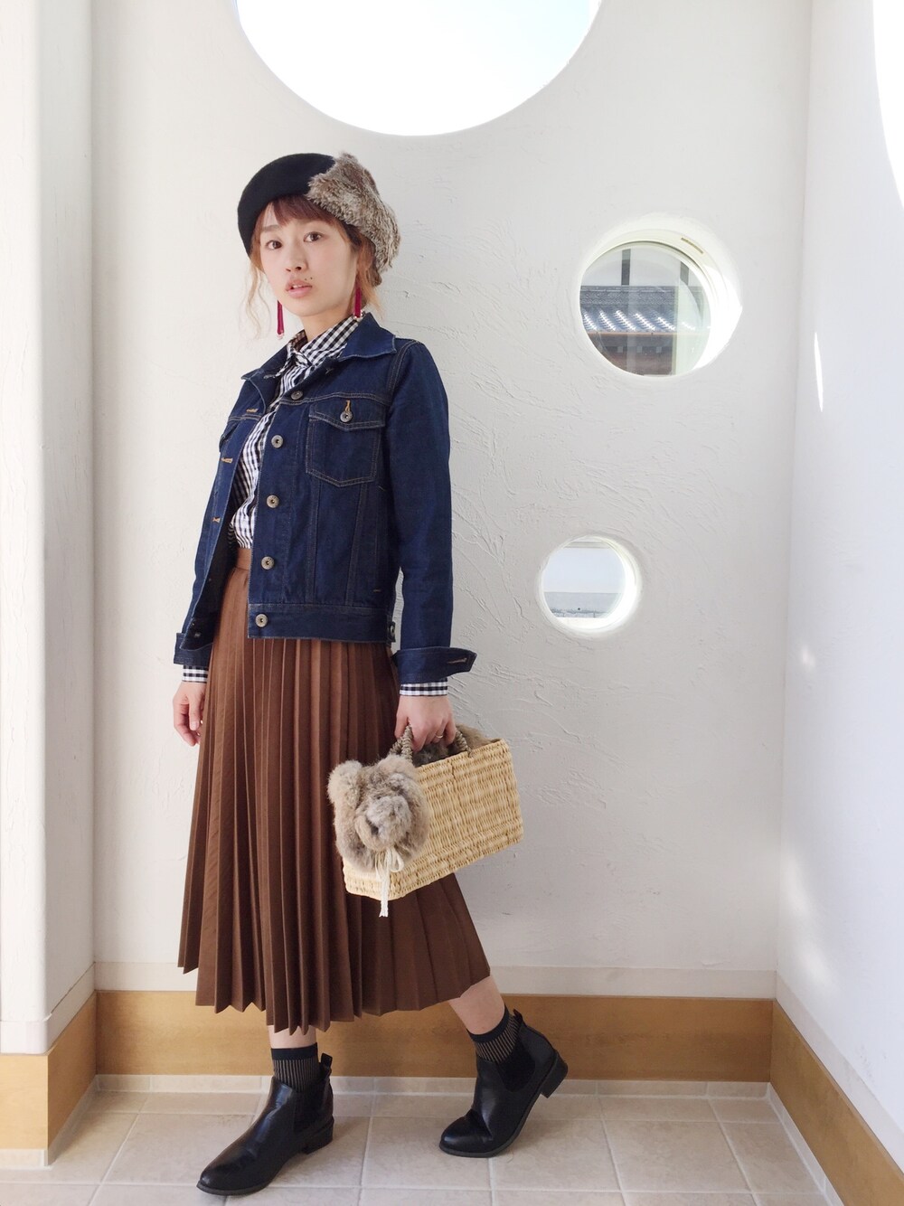 「denim、スカートスタイル、スエード、デニムジャケット、ベレー帽、ファー小物、サイドゴアブーツ、大人カジュアル、ママコーデ」｜「Bleu Bleuetのアイテム（ハンチング/ベレー帽、ブラック系）」を使った、きゃのさん（レディース・155cm）の秋コーディネートの1枚目の写真