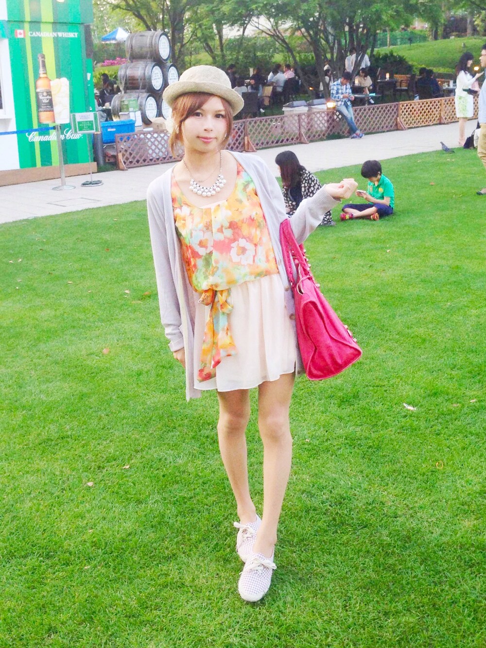 「スニーカー、サロペット、オールインワン、カジュアル、羽織り、ハット、ピクニック、散歩」｜「BALENCIAGAのアイテム（トートバッグ、レッド系）」を使った、高野彩乃さん（レディース・155cm）の春コーディネートの1枚目の写真