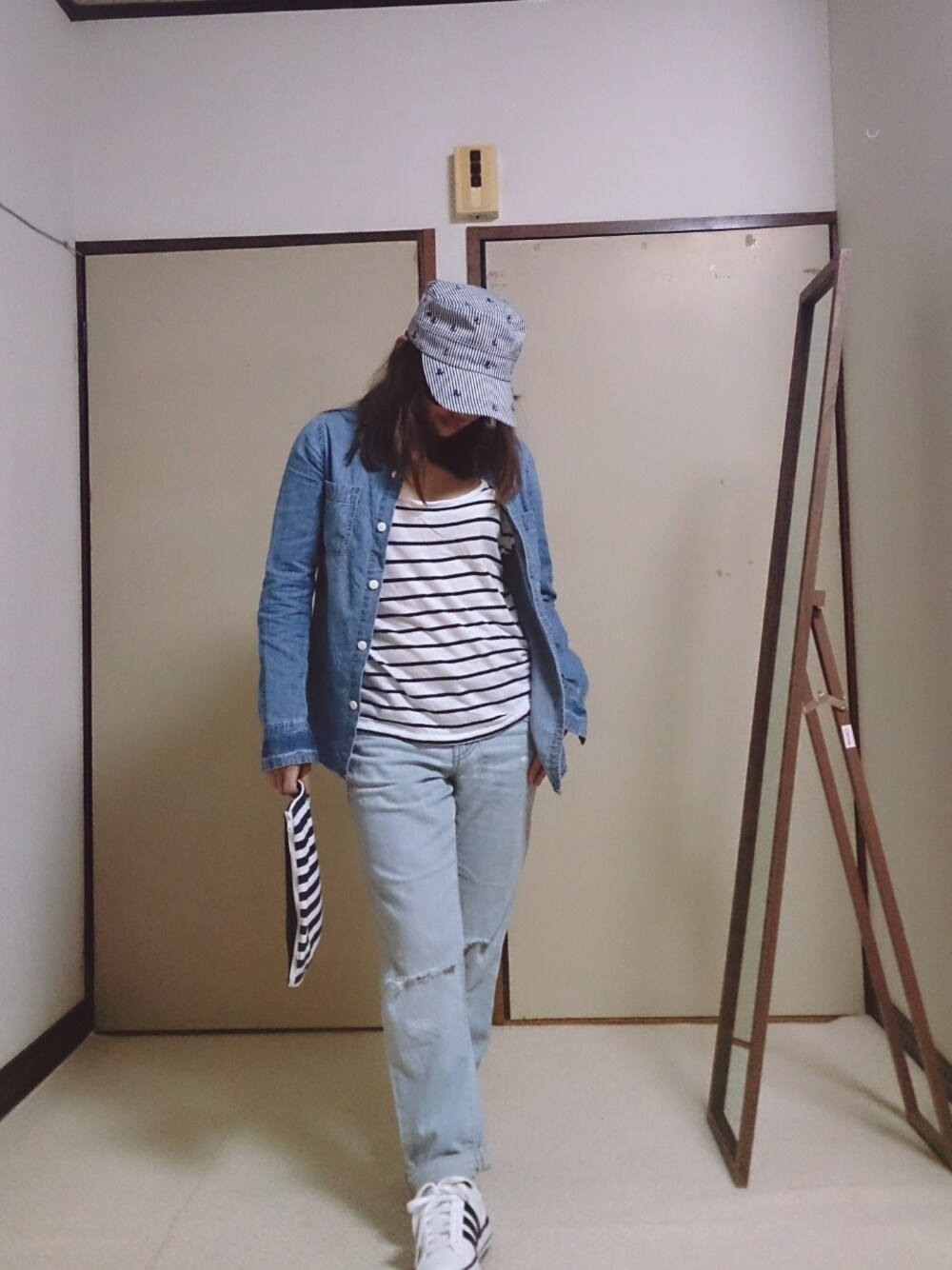 「デニム オン デニム、白いスニーカー、キャップ、ボーイズデニム」｜「しまむらのキャップ（キャップ、その他）」を使った、あきさん（レディース・150cm）の春コーディネートの1枚目の写真