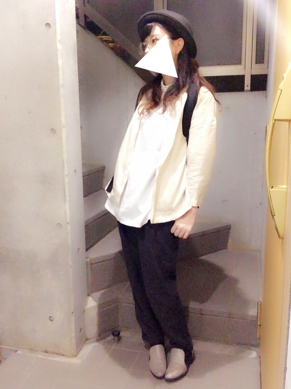 「モノトーン、black、ハット、めがね、秋コーデ、シンプルコーデ、雨の日コーデ、カジュアルコーデ」｜「Dot＆Stripes CHILD WOMANのアイテム（テーラードジャケット、ホワイト系）」を使った、reiraさん（レディース・159cm）の秋コーディネートの1枚目の写真