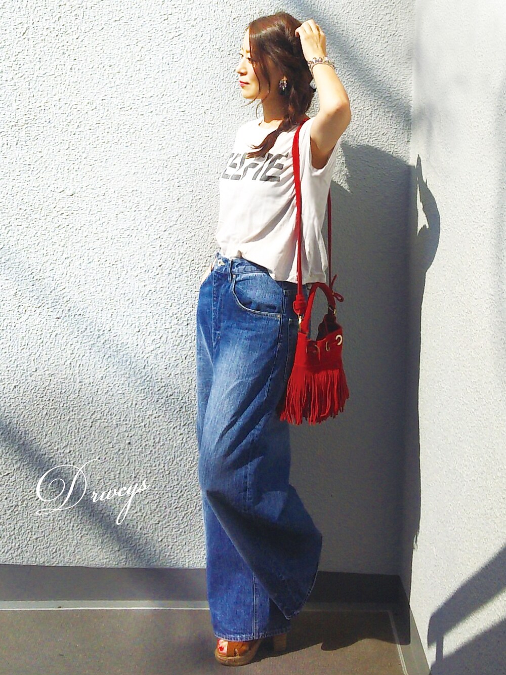 ホワイト系のTシャツ/カットソー、ブラウン系のサンダル、ホワイト系のTシャツ/カットソーを着用したレディースの夏コーディネートの1枚目の写真
