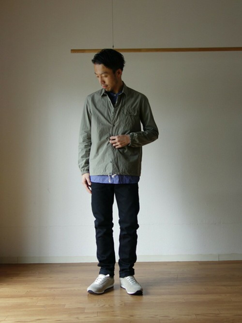 ブラック系のデニムパンツ、グレー系のシャツ/ブラウス、ブルー系のシャツ/ブラウスを着用したメンズの冬コーディネートの1枚目の写真