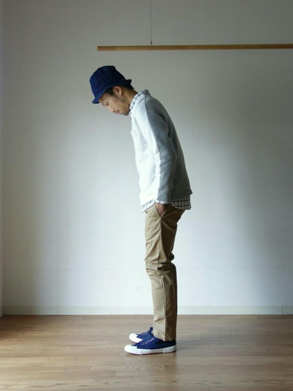 ホワイト系のシャツ/ブラウス、ベージュ系のチノパンツ、ホワイト系のスウェットを着用したメンズの冬コーディネートの1枚目の写真