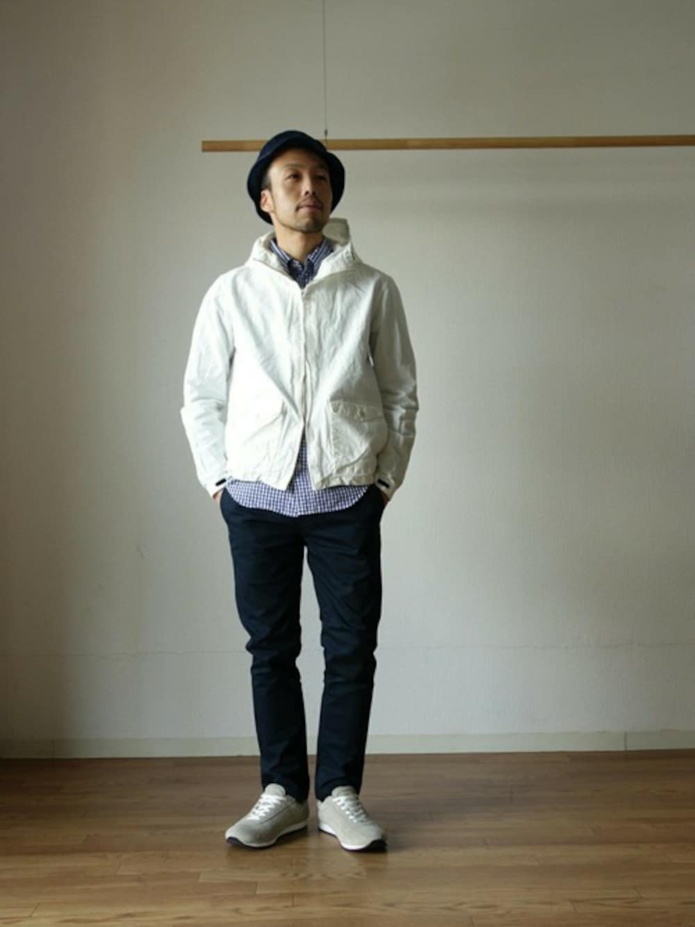 ブルー系のシャツ/ブラウス、ホワイト系のマウンテンパーカー、グレー系のシューズを着用したメンズの春コーディネートの1枚目の写真