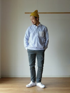 「MANUAL ALPHABET（マニュアル アルファベット）のアイテム（チノパンツ）」を使った、comoda上西猛夫さん（メンズ・168cm）の春コーディネート