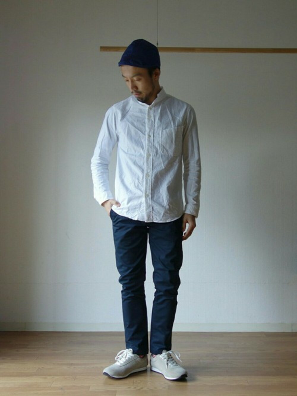 ブルー系のチノパンツ、ホワイト系のトップス、グレー系のシューズを着用したメンズの春コーディネートの1枚目の写真