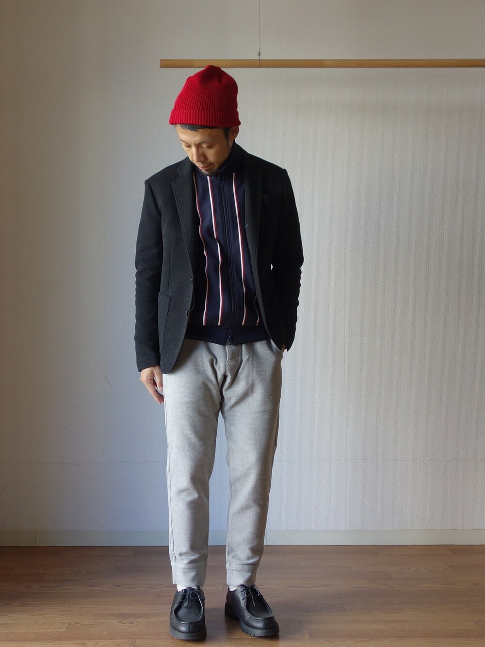 その他のその他パンツ、レッド系のジャージを着用したメンズの冬コーディネートの1枚目の写真