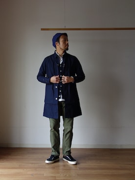 「MANUAL ALPHABET（マニュアル アルファベット）のアイテム（ステンカラーコート）」を使った、comoda上西猛夫さん（メンズ・168cm）の冬コーディネート