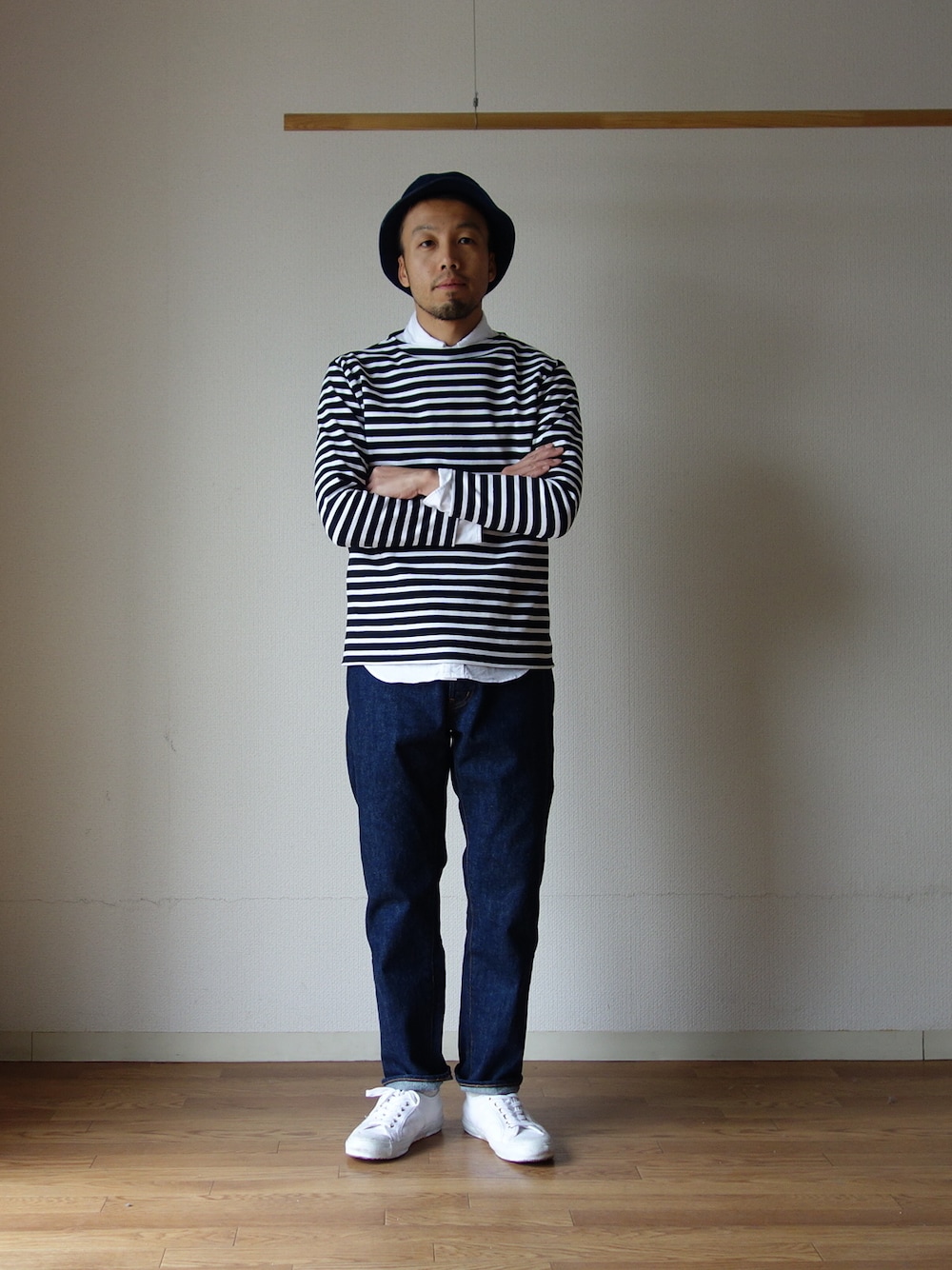 その他のデニムパンツ、その他のシャツ/ブラウス、その他のスニーカーを着用したメンズの冬コーディネートの1枚目の写真