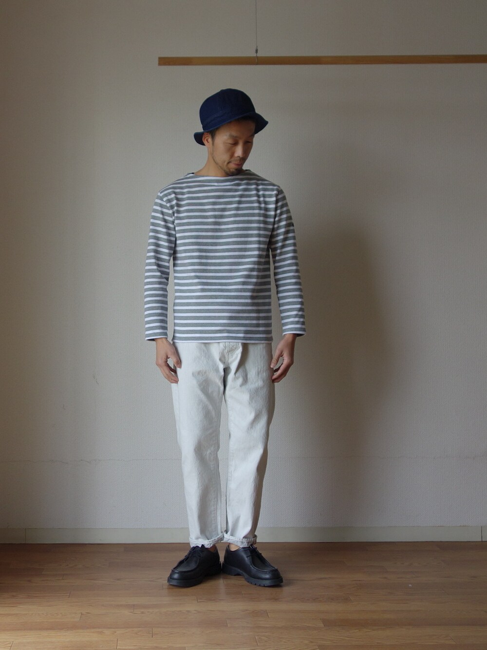 グレー系のTシャツ/カットソー、ホワイト系のデニムパンツを着用したメンズの冬コーディネートの1枚目の写真