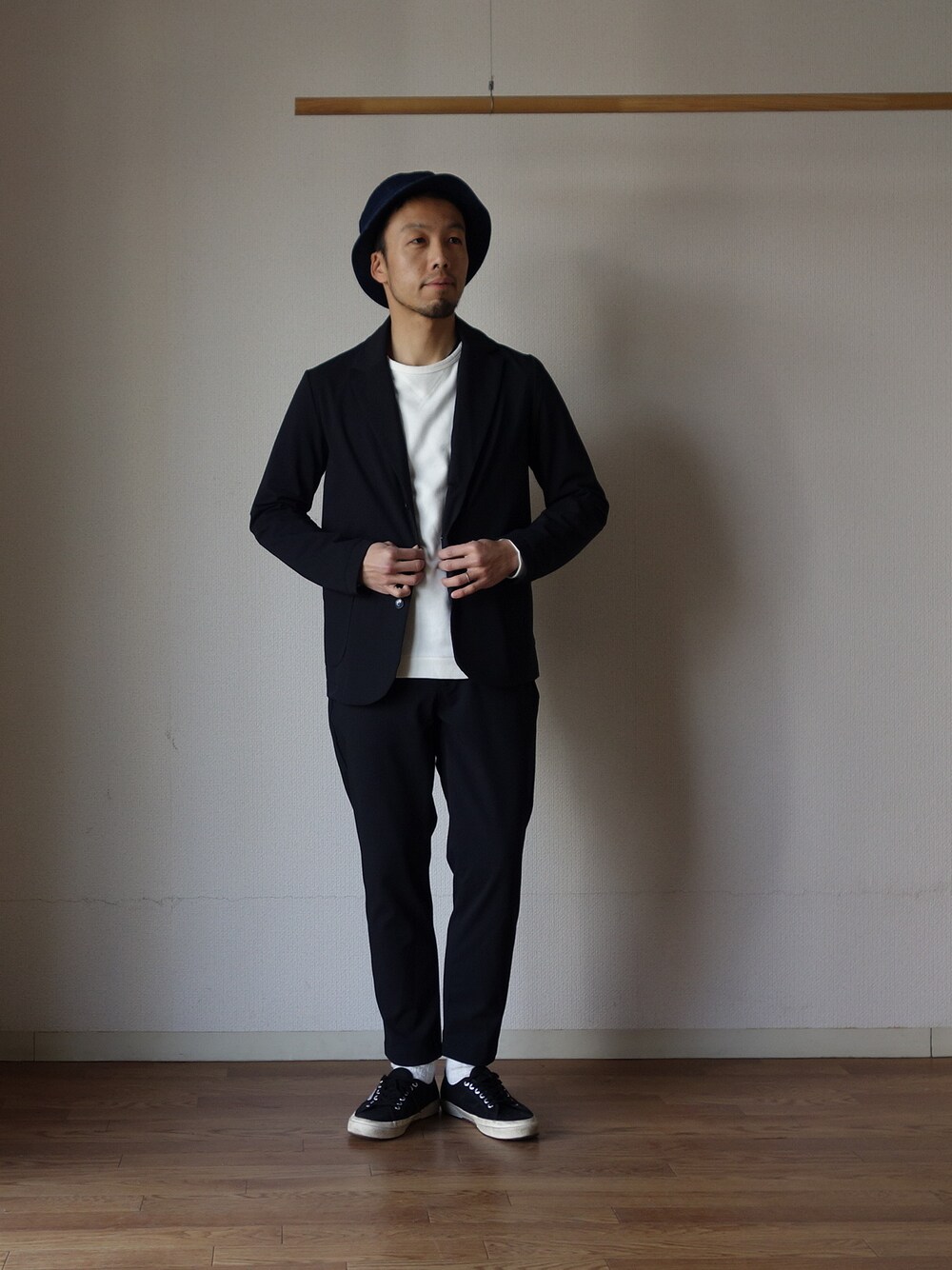 ホワイト系のスウェット、その他のハットを着用したメンズの冬コーディネートの1枚目の写真