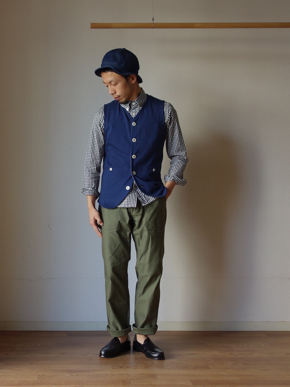 ブルー系のベスト、ブラック系のシャツ/ブラウス、グリーン系のその他パンツを着用したメンズの春コーディネートの1枚目の写真