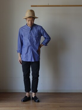 「MANUAL ALPHABET（マニュアル アルファベット）のアイテム（チノパンツ）」を使った、comoda上西猛夫さん（メンズ・168cm）の春コーディネート