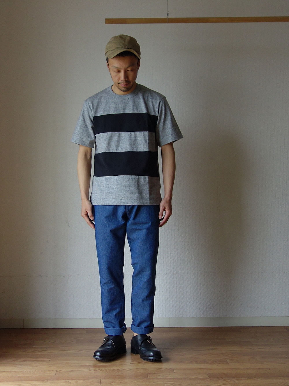 ブルー系のその他パンツを着用したメンズの春コーディネートの1枚目の写真