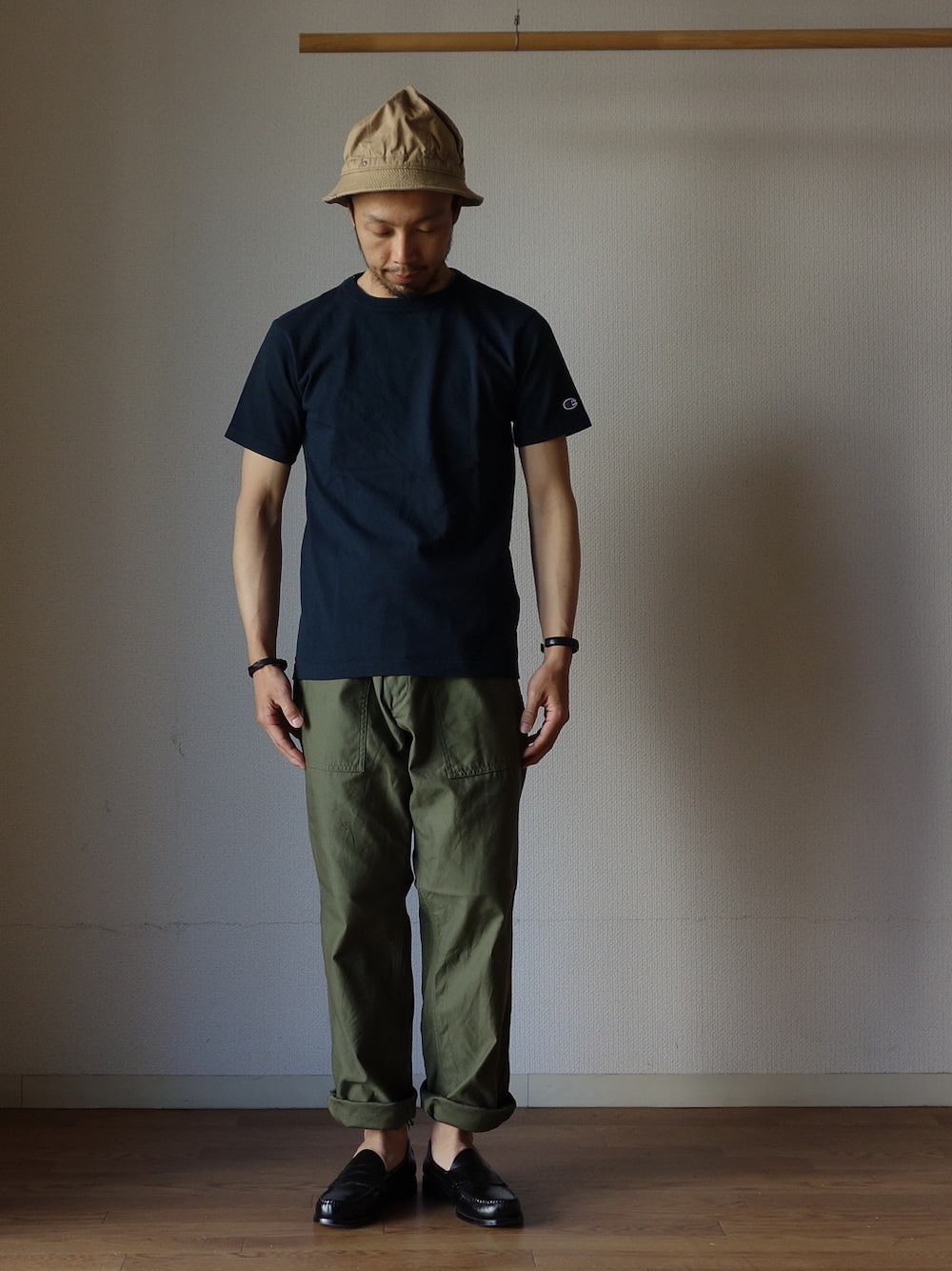 ブルー系のTシャツ/カットソー、グリーン系のその他パンツを着用したメンズの春コーディネートの1枚目の写真