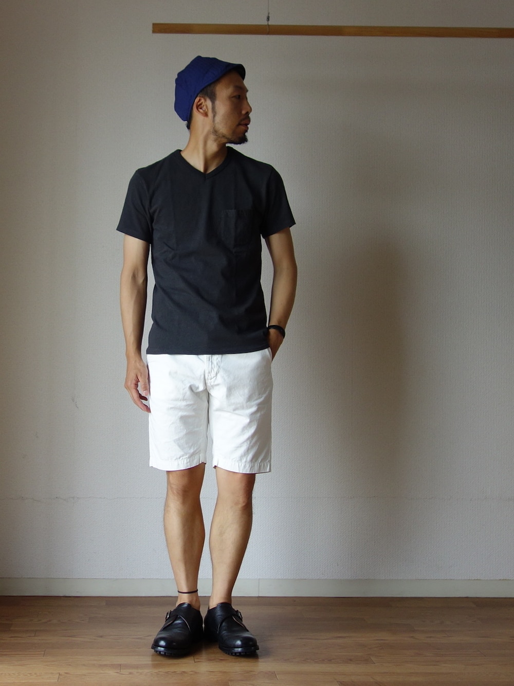 ブラック系のTシャツ/カットソーを着用したメンズの夏コーディネートの1枚目の写真