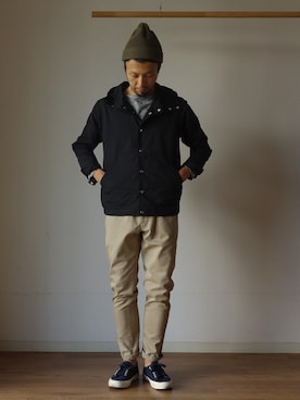 「MANUAL ALPHABET（マニュアル アルファベット）のアイテム（マウンテンパーカー）」を使った、comoda上西猛夫さん（メンズ・168cm）の夏コーディネート
