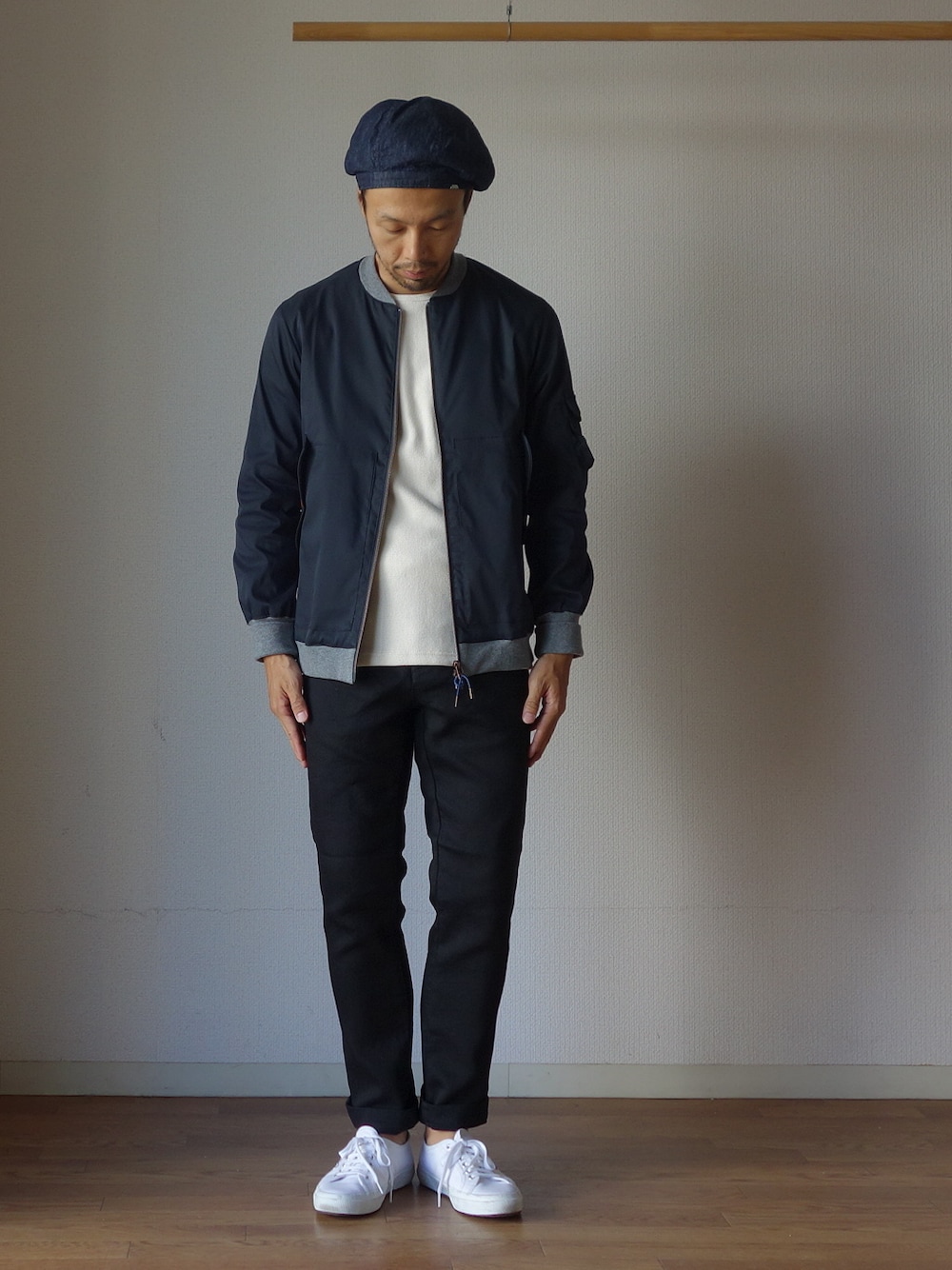 ブラック系のミリタリージャケット、ブラック系のその他パンツを着用したメンズの夏コーディネートの1枚目の写真