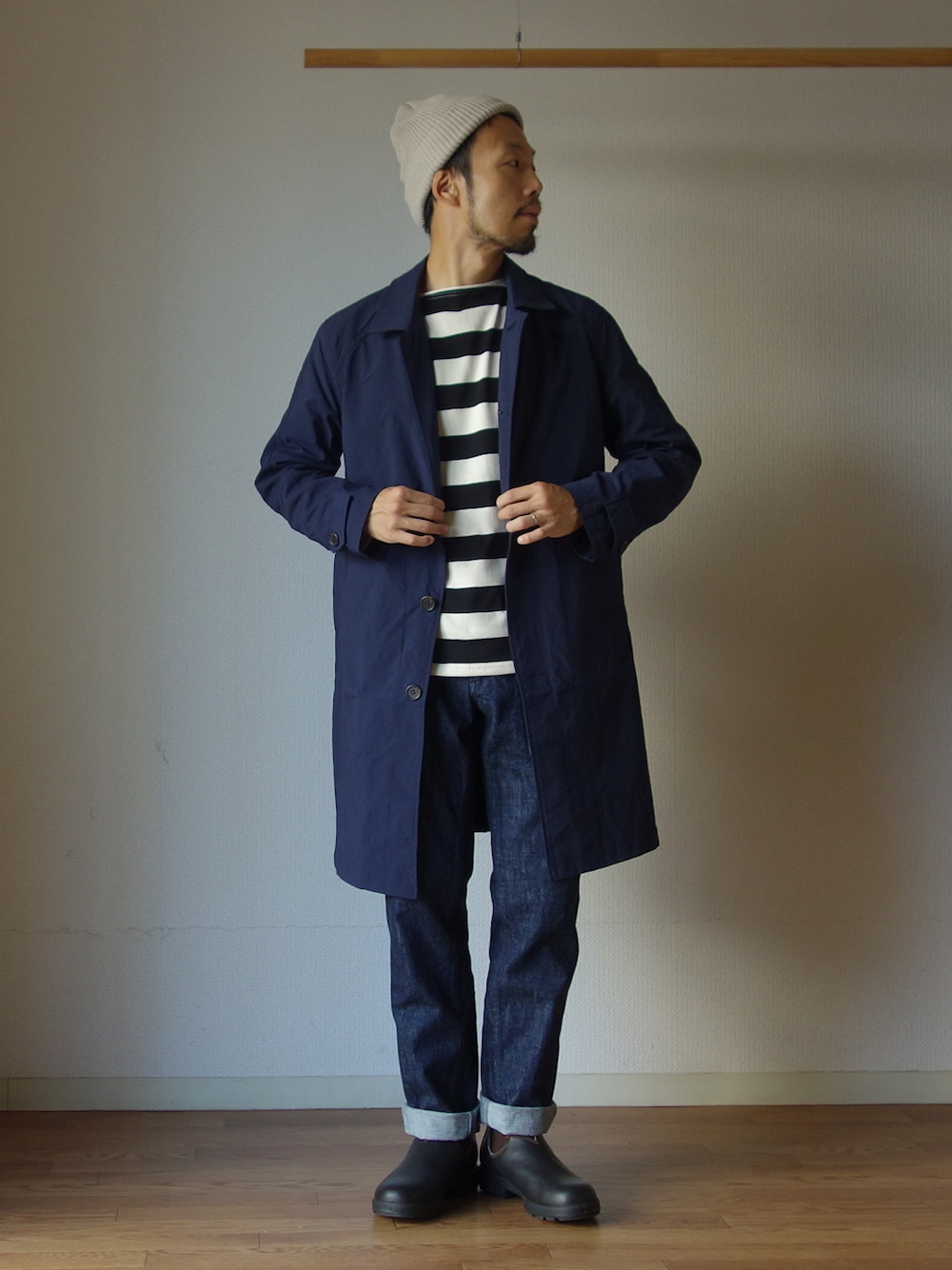 その他のステンカラーコート、その他のTシャツ/カットソーを着用したメンズの秋コーディネートの1枚目の写真