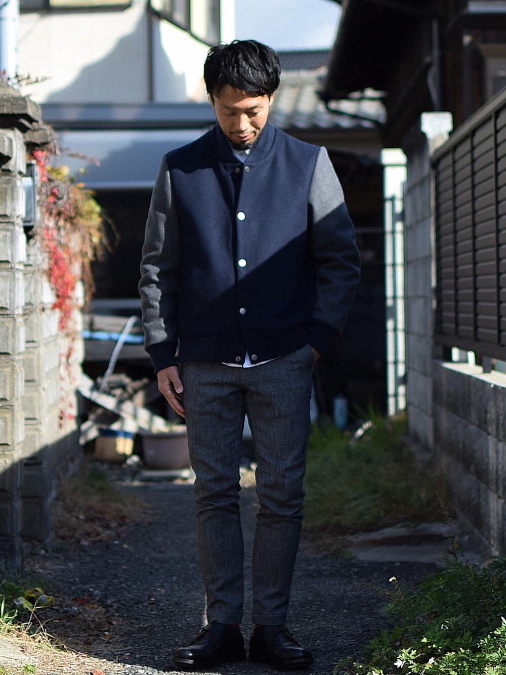 ブルー系のスタジャン、グレー系のその他パンツ、ブラック系のブーツを着用したメンズの冬コーディネートの1枚目の写真