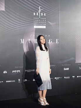 「Ted Baker（テッドベーカー）のアイテム（サンダル）」を使った、Sofiee Ngさん（レディース・166cm）の秋コーディネート