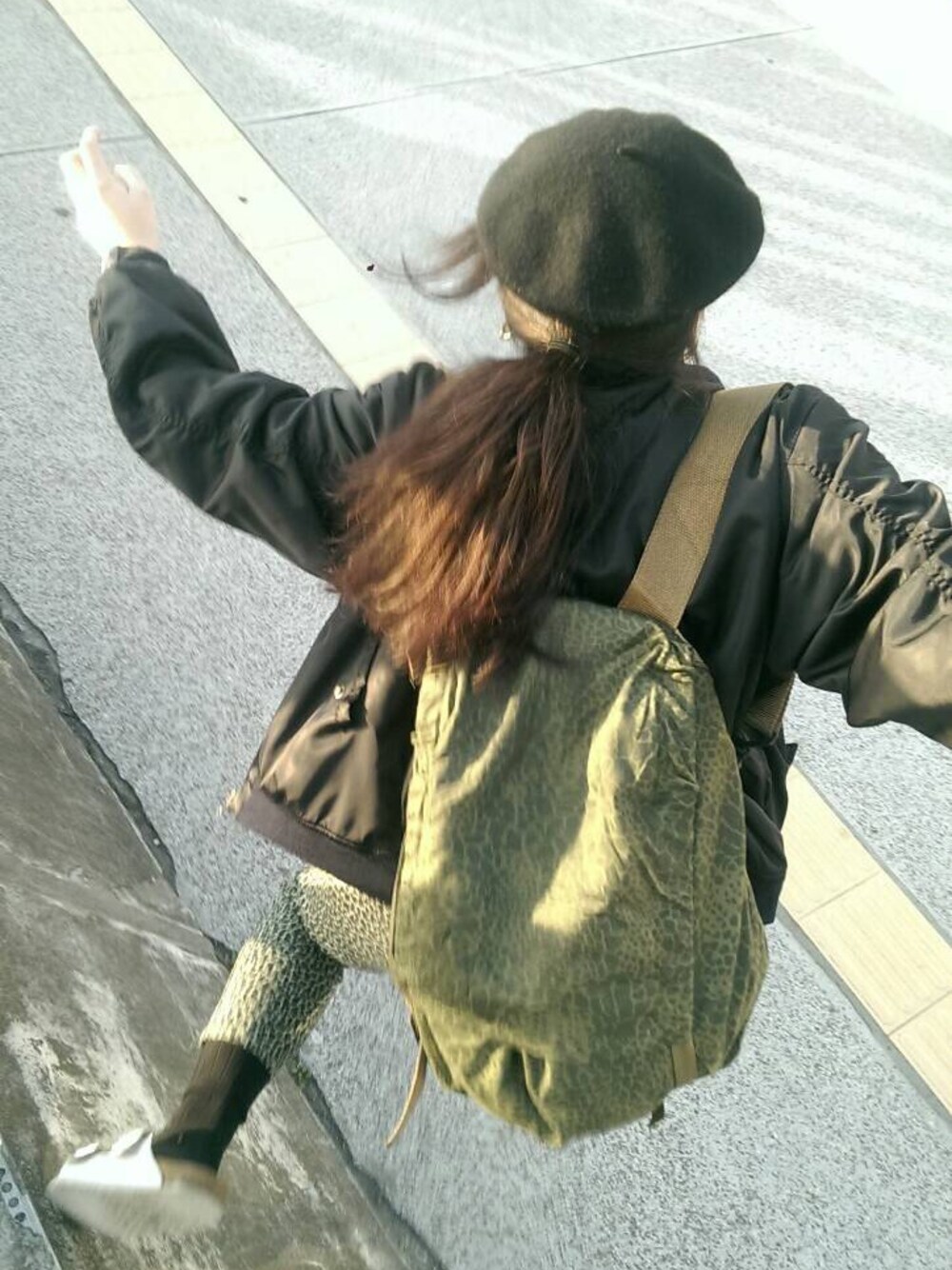 ブラック系のミリタリージャケット、ホワイト系のTシャツ/カットソー、グリーン系のデニムパンツを着用したレディースの冬コーディネートの1枚目の写真